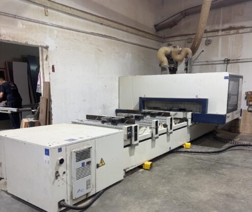 מכונת CNC במפעל רהיטי גבאי בחולון